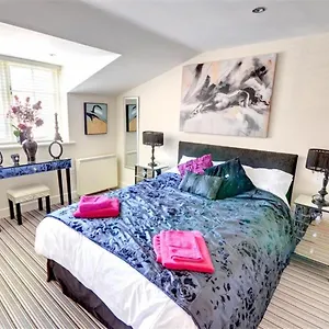https://hotties-house-two-bed-cottage-dog-friendly-off-street-parking.yorkshirehotels.net